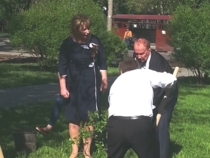 9 Мая Александр Масляков, Префект СВАО Виноградов, Глава Управы Марьина Роща Гордикова высаживают Сирень Победы