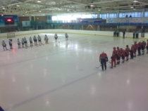 Команды выходят на лед