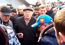 Владимир Жириновский в окружении коллег и восторженных последователей